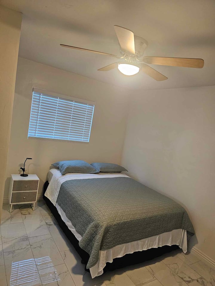 Bright Room with Queen Bed in Phoenix