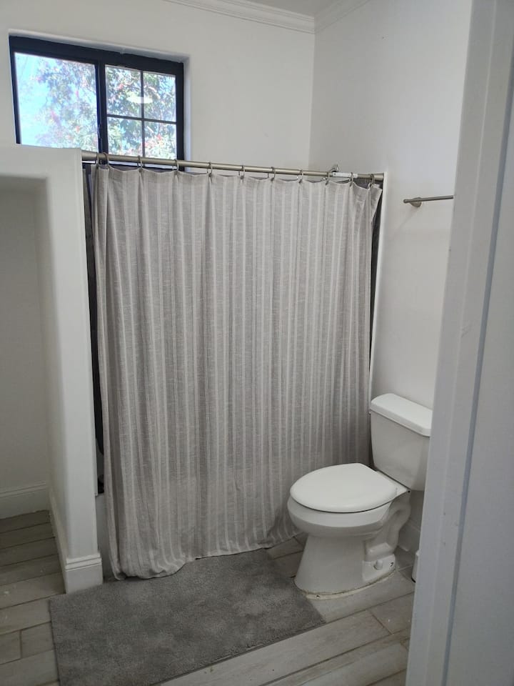 Charming Room — Close to Shopping & Dining